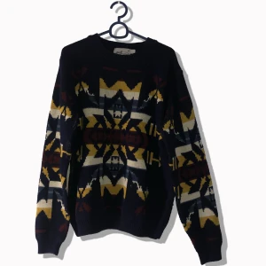 Mönstrad stickad tröja  - Topman stickad tröja  Material: 100% akryl  Strl M  Använt skick, lite nopprig men annars inga defekter 