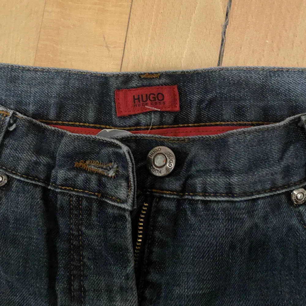 Lågmidjade utsvängda hugo boss jeans som var lite korta i längden för mig som är 177. Jättesnygg passform i storlek 26/34 men skulle mer säga att de satt som en 26/32 eller 26/30! Pris går att diskutera vid snabb affär💕. Jeans & Byxor.
