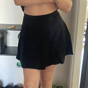Plisserad kjol från Selected Femme | Plick Second Hand