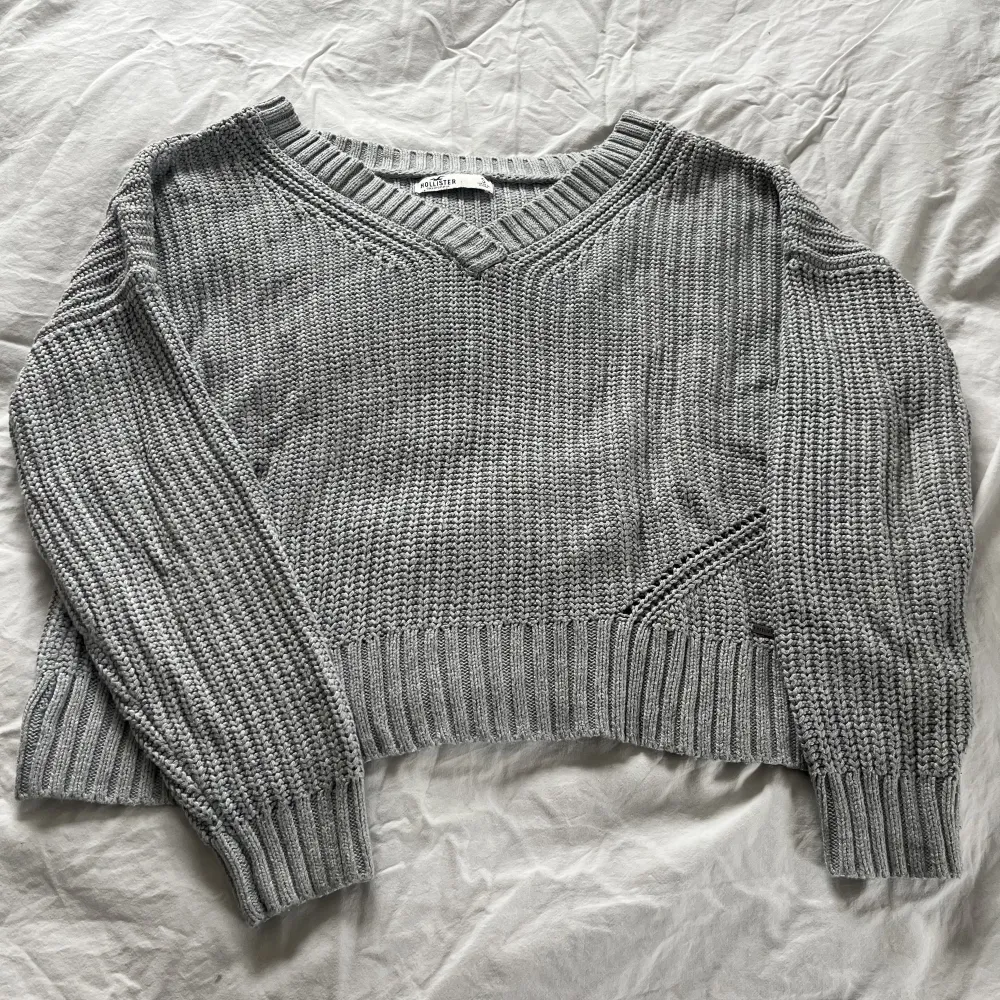 En fin grå stickad tröja från hollister. Inga defekter på den. 🥰. Stickat.
