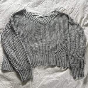 En fin grå stickad tröja från hollister. Inga defekter på den. 🥰