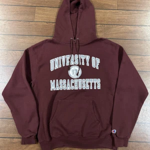 Champion UNI Of Massachusetts - Snygg vintage Hoodie från champion i storlek M! Bara att skriva om du undrar över något🙏