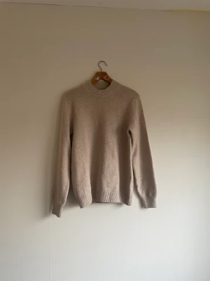 Massimo dutti tröja - Säljer min otroligt snygga och sköna massimo dutti tröja😍 Den är i nyskick och använd enbart 1 gång. 