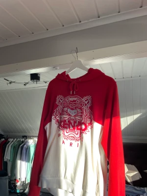 Kenzo hoodie - Kenzo hoddie som är använd med varsamhet och mest legat i garderoben (strl M)