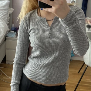 Fin tröja från Hollister - Säljer denna fina tröja, frakt 43 kronor❤️