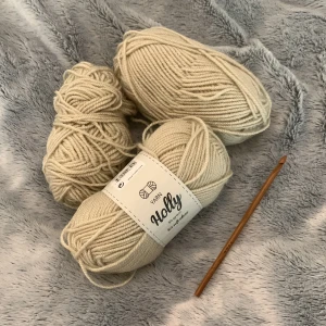 Garn och virknål - ALLT för 49kr. 2 helt nya garn ”rullar” och en som är lite använd, en virknål som är 5.0mm tillkommer! Garnerna är beige. Köp sker med köp nu funktion🫶