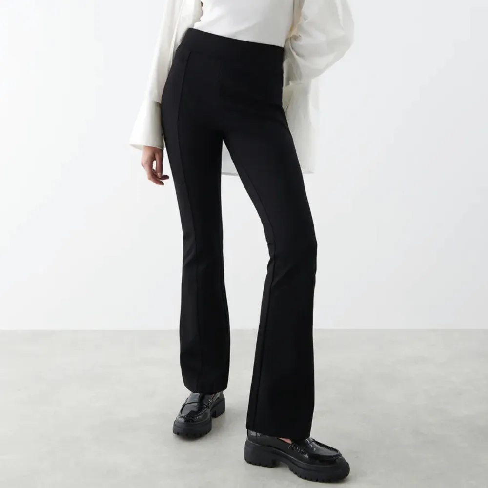 Byxor från GinaTricot!!💕 Aldrig använda byxor, som är så fina.  Storlek XS.  Ny pris 349kr, nu 150kr!!  (Bilder lånade från GinaTricot) . Jeans & Byxor.