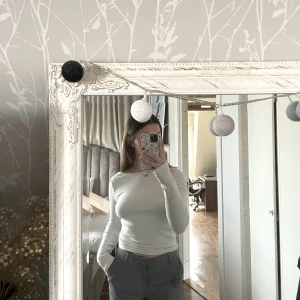 Vit tröja - Vit tröja med en djupare rygg, kan även användas med u-rigningen framtill. Använd fåtal gånger