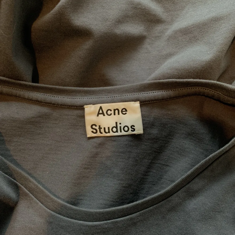 Acne studios t-shirt. Mycket bra skick, knappt använd. Storlek XS men den sitter mer som S. T-shirts.