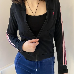 Adidas kofta  - Jättefin adidas kofta. Köpt på Sellpy och aldrig använd. 