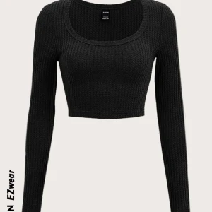 Tröja  - Säljer denna tröjan från shein för att jag inte använder den och den är förliten för mig, säljer den för 40kr plus frakt då den aldrig är använd. Skriv vid frågor 