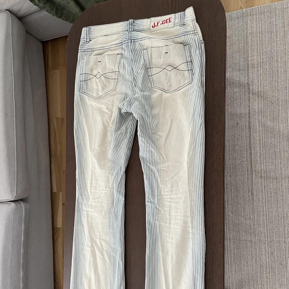 Skitsnygga blå-beige randiga flare pants med faded wash. Perfekt till våren och sommaren.. Jeans & Byxor.