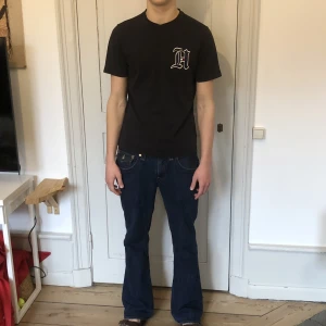 Tommy Hilfiger T-shirt  - Mörkblå snygg T-shirt från Tommy Hilfiger. Passar någon som är ca 190. Använt sparsamt utan defekter. Nypris 550 kr. Skriv för fler bilder!