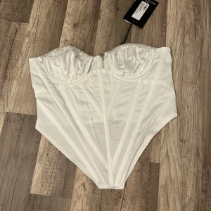 Vit korsett  - Säljer denna nya oadvända korsetten ifrån prettylittlething säljer pga av förstor skriv privat för bilder på