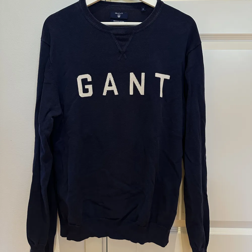 Marinblå Gant sweatshirt. Köpt secondhand men väldigt fint skick. Strl XL.  70kr + frakt. . Tröjor & Koftor.