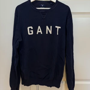 Gant sweatshirt  - Marinblå Gant sweatshirt. Köpt secondhand men väldigt fint skick. Strl XL.  70kr + frakt. 