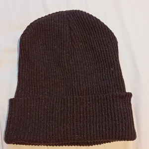 Super skön beanie - Mörk brun beanie som är köpt utomlands. Helt oanvänd. Skulle säga att det är s/xs men är stretchig så skulle kunna passa m.  OBS kontakta gärna innan köp