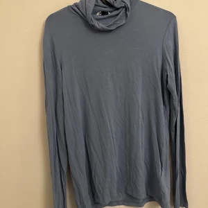 Blå Långärmad Polo  - Blå långärmad tröja med polo. Använd ett fåtal gånger. Smickrande passform. 🤍 