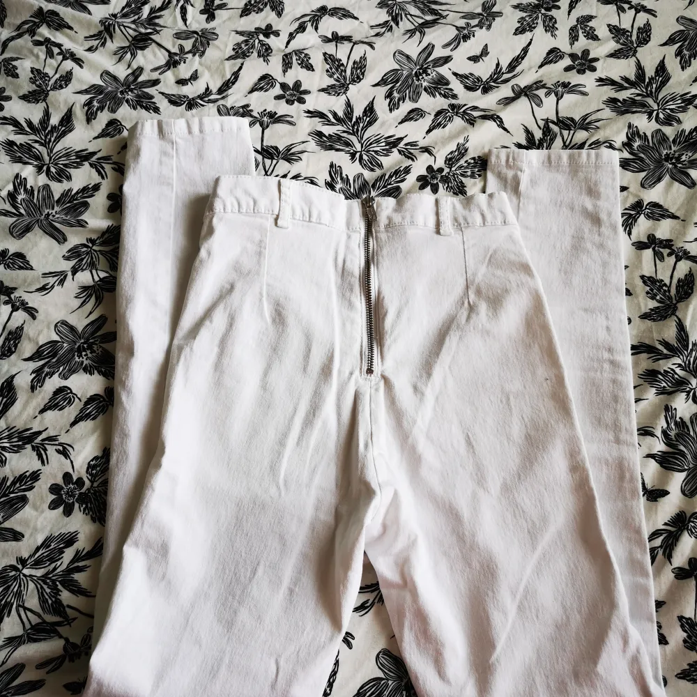 White pants from Bik Bok. Size 34. Very few times used. . Jeans & Byxor.