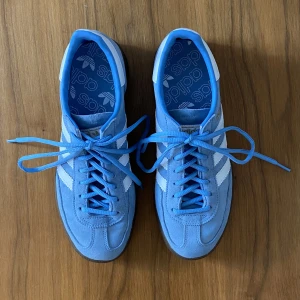 Adidas Handball Spezial  - Adidas Handball Spezial i färgen light blue, strl. 40. I nyskick, endast använda 2 gånger. Impregnerade!