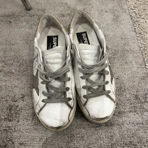 GOLDEN GOOSE SKOR - Säljer mina super snygga golden goose skor! Köpta i saint tropez för 6700kr! Modellen super star🔥 Kvitoo box och dustbag finns! Säljer pga att dem är för små! Pris kan diskuteras. Finns i göteborg!! 🤪