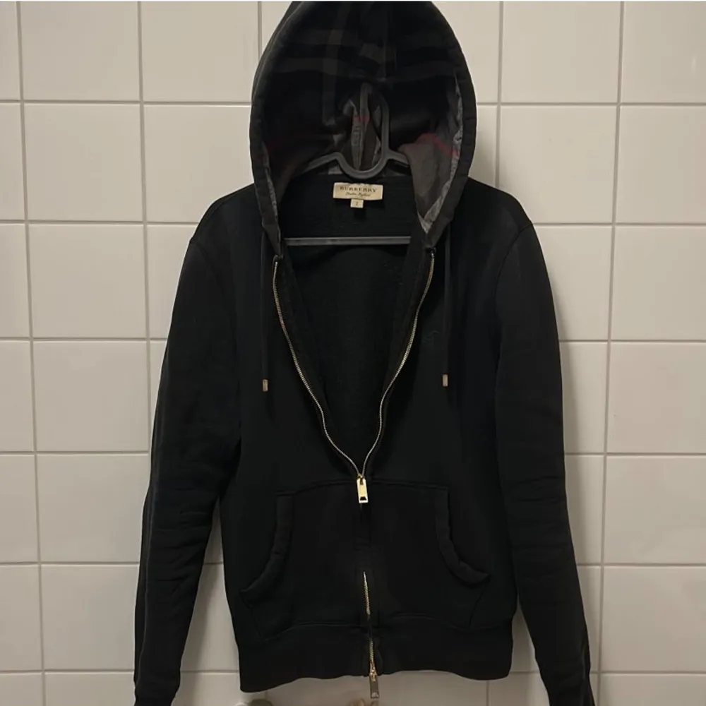 Hej säljer denna burberry hoodie i storlek S, använder inte den så pass mycket och känner att någon annan förtjänar att ha på sig den . Hoodies.