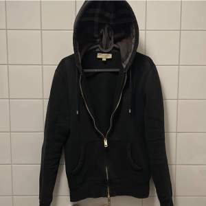 Hej säljer denna burberry hoodie i storlek S, använder inte den så pass mycket och känner att någon annan förtjänar att ha på sig den 