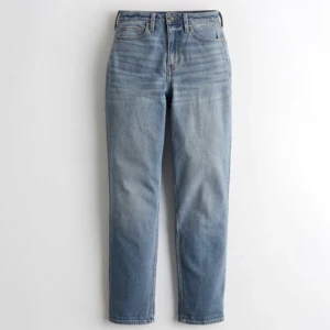 Hollis yet momjeqns W25 L27 - Super bra skick säljer då den är små på mig. Pris 90kr