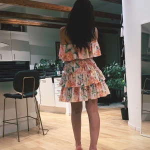 Söt sommarklänning S - 🌼🌸En jättefin sommarklänning köpt från en butique i Marbella. Använd en gång under midsommar. Klänning är jättefin med skärp i midjan med kan även ha ärmarna uppe eller nere. Väldigt mjukt & ”lyxigt material. 🌺🌼