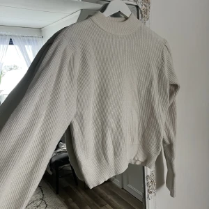 stickad  - stickad tröja med ballongärm  