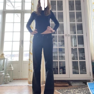 Lågmidjade jeans  - Säljer dessa snygga Lågmidjade jeans från en gamal kollektion från Gina tricot💗Säljer då dem inte kommer till användning💗Inneebenslängd: 77 cm💗 midjemått rakt över: 38💗säljer + frakten💗