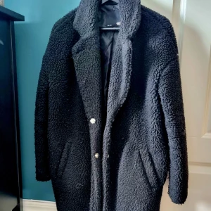 Kappa - Teddymaterial - Oversize Kappa i pile/teddy-material från lager157. Använd men i gott skick. Storlek XS/S - men passar även M/L. 