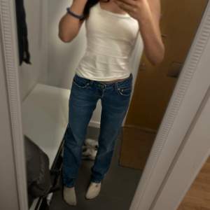 Lågmidjade Levis jeans (raka)😻 Har bara använt en gång❤️ Köptw för 2500kr och säljer för 700kr😻. Storlek 24 (32). Fråga för mer bilder eller info, tar bara Swish❤️ Fri frakt om vi kommer mötas  ⚠️BEHÖVER VARA I STOCKHOLM⚠️