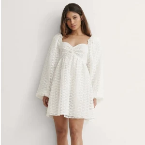 Studentklänning  - Klänning från Nakd i strl 42. Slutsåld på hemsidan. Säljer pågrund av att passformen inte motsvarade mina förväntningar. Endast provad, lappar kvar. Köparen står för frakten ✨