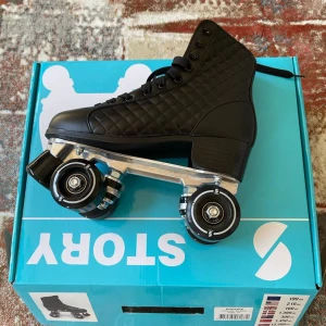 Helt nya rullskridskor  - Helt nya svarta rullskridskor i storlek 37. Ordinariepris: 2100kr men jag säljer dem för 670kr. 