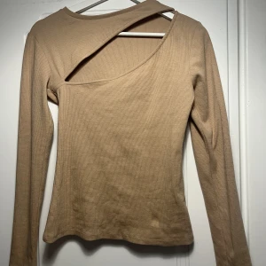 Beige tröja  - Tröjan är från Nelly, Storlek: xs, Pris: 50kr 