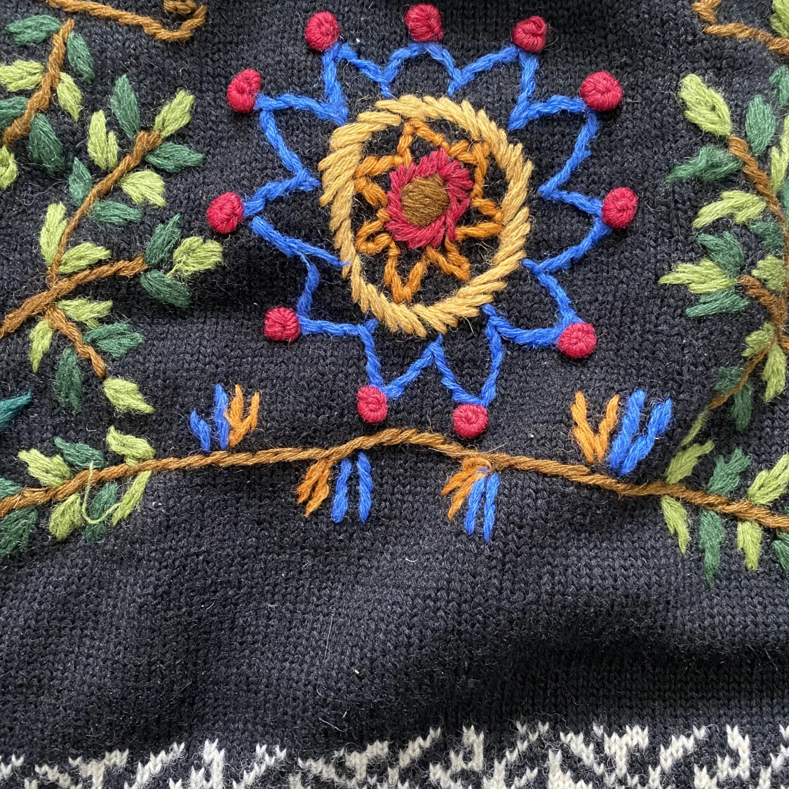 VINTAGE INDISKA STICKADTRÖJA I 100%ULL - 91