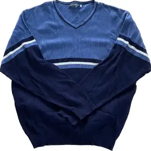 As fin blå tröja från joyboy, inga defekter vad jag ser knappt använd så bra skick
