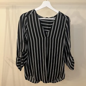 Blus från Stradivarius - Randig blus från Stradivarius i storlek M. Fint skick!