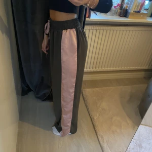 Byxor  - Säljer ett par byxor som inte kommer till användning i storlek xs❤️