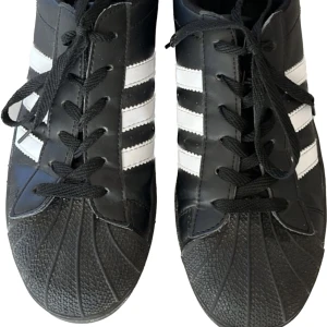 Adidas skor  - Jättecoola adidas skor köpte fel storlek så säljer dom pga det, inga defekter vad jag ser så bra skick. Pris kan diskuteras kom gärna med pris förslag :)