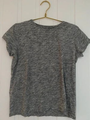 T shirt - En vanlig t shirt i storlek 12-14 år. Passar XS