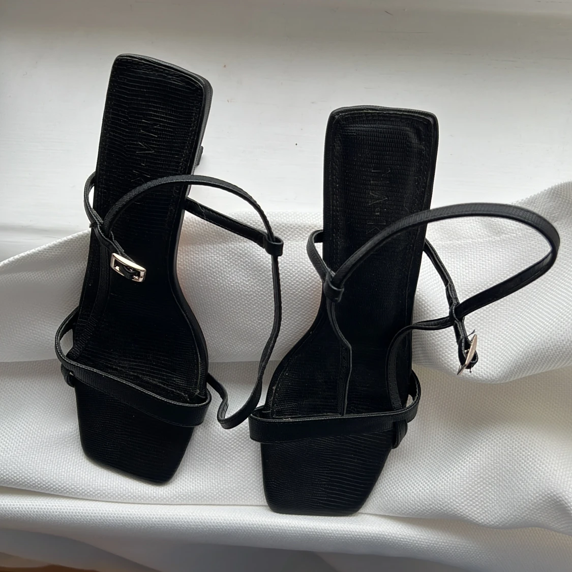 Svarta klackar NA-KD