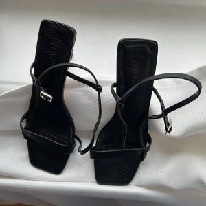 Svarta klackar NA-KD - Svarta klackar från NA-KD 🌼🌼🌼använda fåtal gånger (se sista bild) ca 5 cm klack