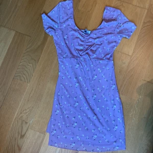 Klänning till ungdom💜 - Klänning från Hollister i nyskick. Endast anv fåtal gånger.  Längd från axel 84cm. Klänningens bredd under byst söm är 34cm.  Överlämning el skickas mot betalning av frakt.  