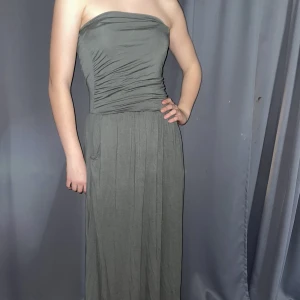 Grön långklänning/maxidress - Jag säljer denna sköna gröna maxiklänningen! Perfekt inför sommaren och semester. Man kan även använda den som en långkjol om man vill. Klänningen har även fickor och skönt material. 
