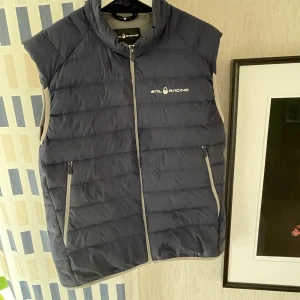 SailRacing Väst  - Väldigt skön o snygg väst, använd men inte alls sliten. Bilder på insidan finns även men Plick begränsar bilder till 3 stycken. Storleken är Large men själv är jag medium och de passar bra på båda.  ———— Ny pris: 2099kr 