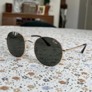 QUAY Solglasögon  - QUAY Solglasögon  Inte använt!   Pris : 100,- 