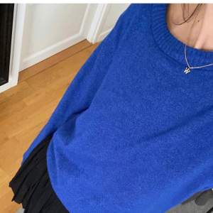Säljer denna stickade blå tröjan köpt på Plick i höstas men använd några få gånger. Super härlig färg som passar alla årstider 😊