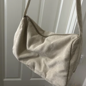 Beige manchesterväska - Superfin och rymlig väska i manchestertyg 🤍